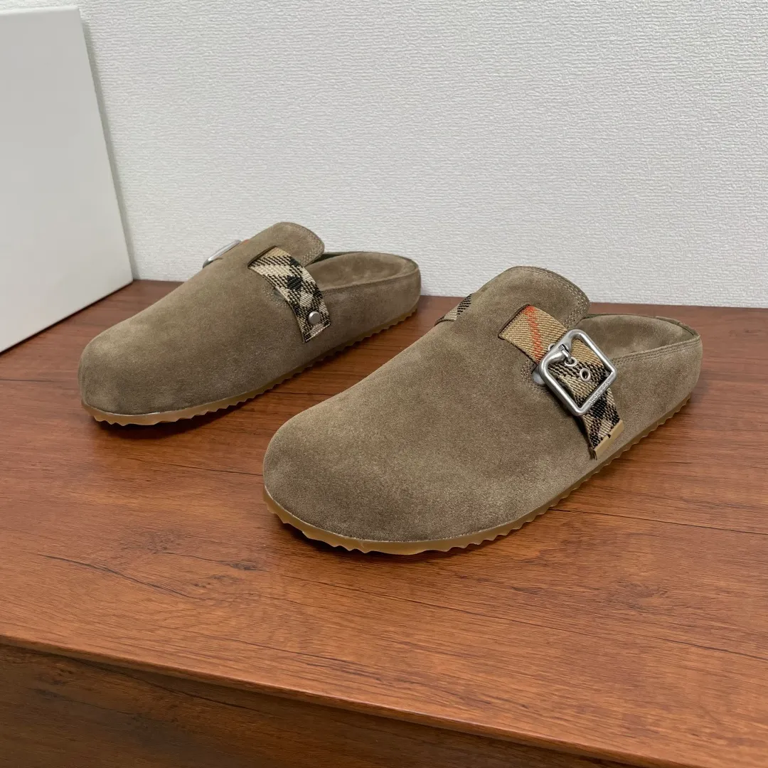 Men's Men's Shoes 💰340【New Style】🐝🐝Burberry New Burberry - Men's Checked Leather Urchin Half-Flop Sandal Made of soft suede cowhide and calfskin, these half-flop sandals feature an adjustable B-shaped buckle strap and are decorated with the signature sand-colored Burberry check in jacquard worsted. The upper wraps around the midsole and is paired with a sole made of the same upper material with an embossed logo on the heel and a wavy rubber outsole embellished with the Burberry lettering. Fashionable and casual! Comes with full set of original packaging dust bag! Code number: 39-40-41-42-43-44 standard code (38/45 can be customized and returns and exchanges are not supported)